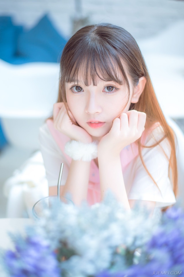 “若只有士元一人，我并不担心。”诸葛亮赞赏的点点头，这也是他准备用的策略，不过这一次，他却没有太大的把握：“士元强于军略、奇谋，精通术数，然性情孤僻，桀骜不驯，若只他一人，却是不难对付。”